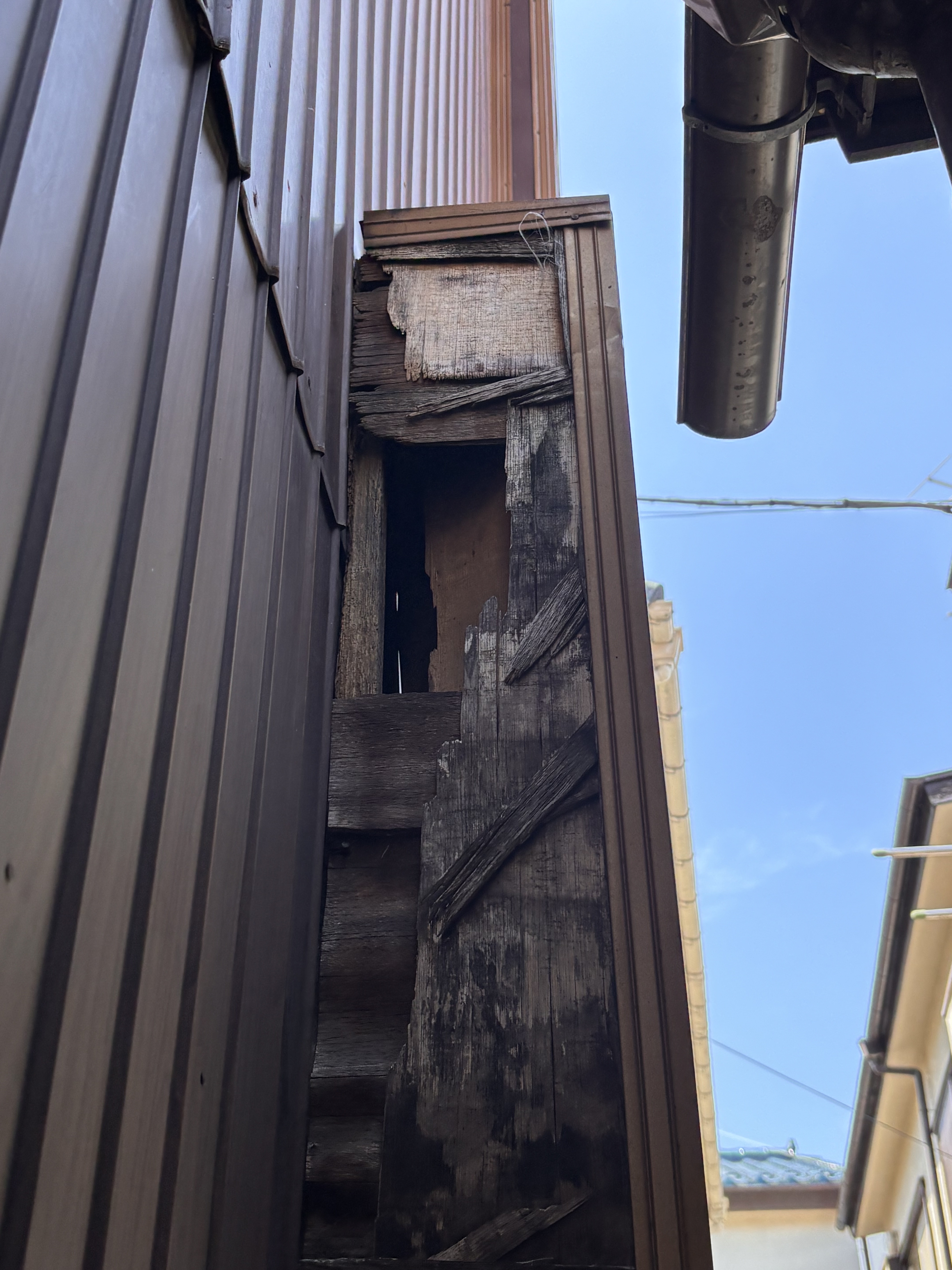 施工前：外壁の隙間から木部が露出しネズミの侵入経路になっていた状態
